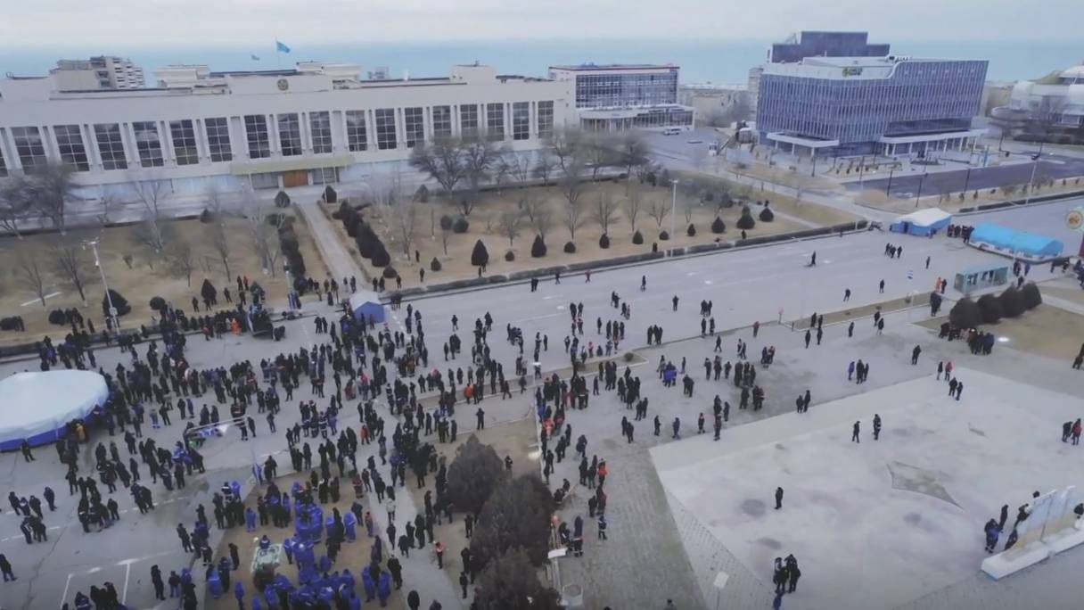 Des manifestants sont rassemblés dans une place devant un bureau administratif à Aktau, la capitale d'une région riche en ressources énergétiques, au Kazakhstan, le 6 janvier 2022.
