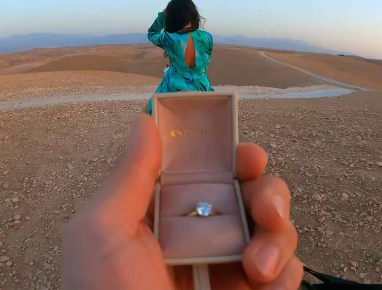 La demande en mariage de Zeeoko Zaki à sa fiancée Renée Monaco, dans le désert d'Agafay.
