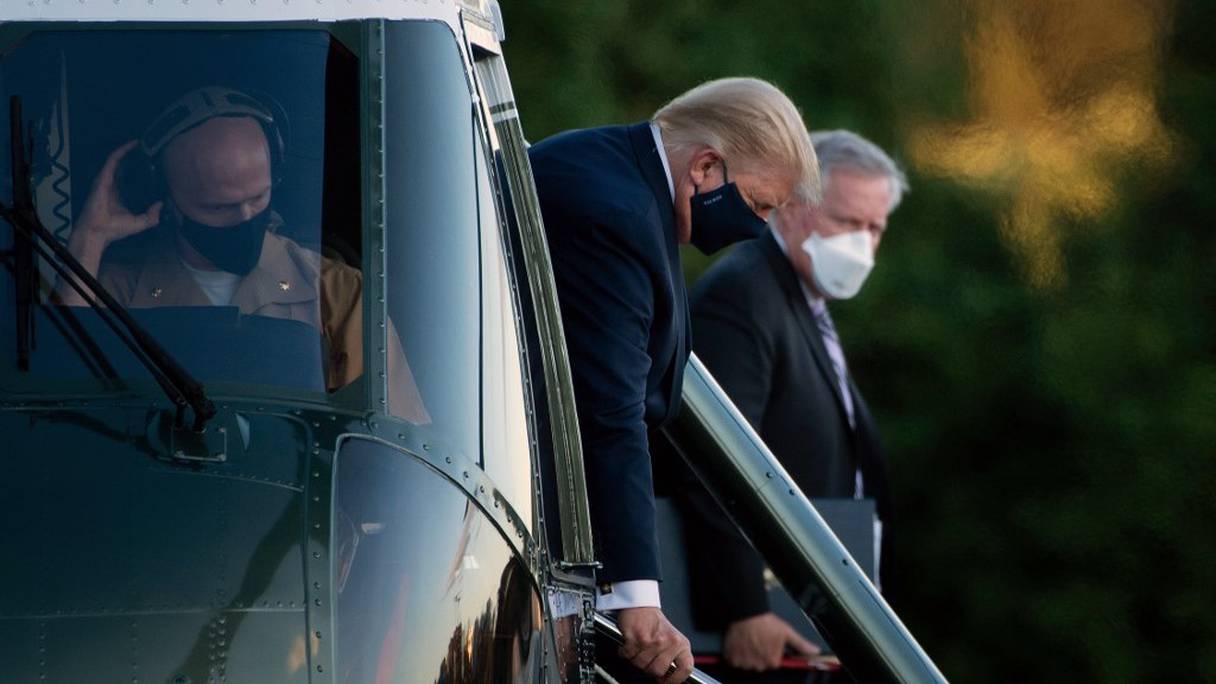Le président américain, Donald Trump, arrive à l'hôpital militaire à Bethesda, dans le Maryland, le 2 octobre 2020.
