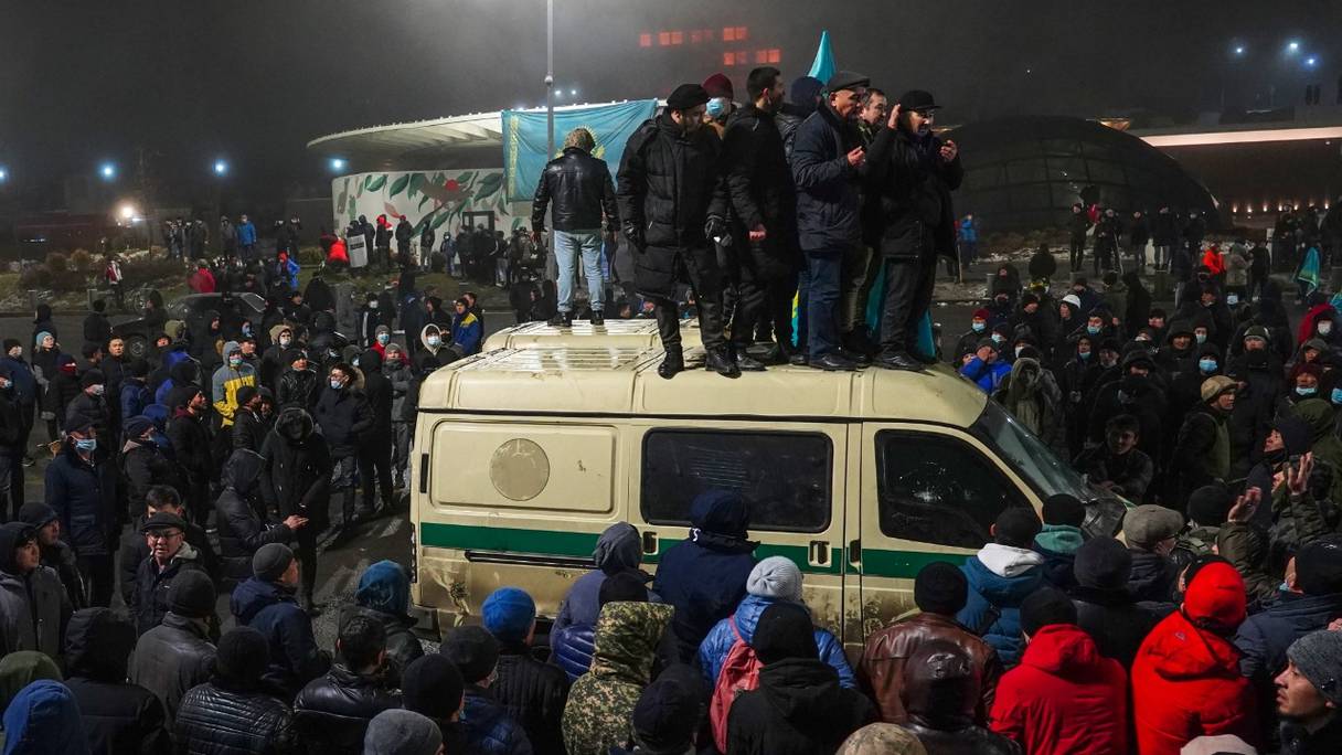 Des manifestants participent à un rassemblement contre la hausse des prix de l'énergie à Almaty, au Kazakhstan, le 5 janvier 2022.
