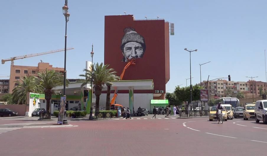 Hendrik Beikirch repeint sa fresque murale emblématique de Marrakech