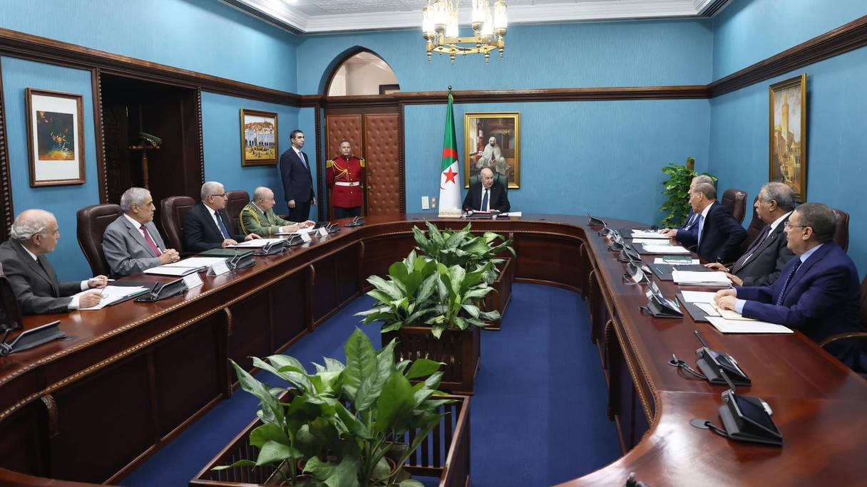 Abdelmadjid Tebboune lors de la réunion avec le Premier ministre, les chefs des deux Chambres du Parlement, du chef d’Etat major de l’armée et du président de la Cour constitutionnelle à Alger le 21 mars 2024.